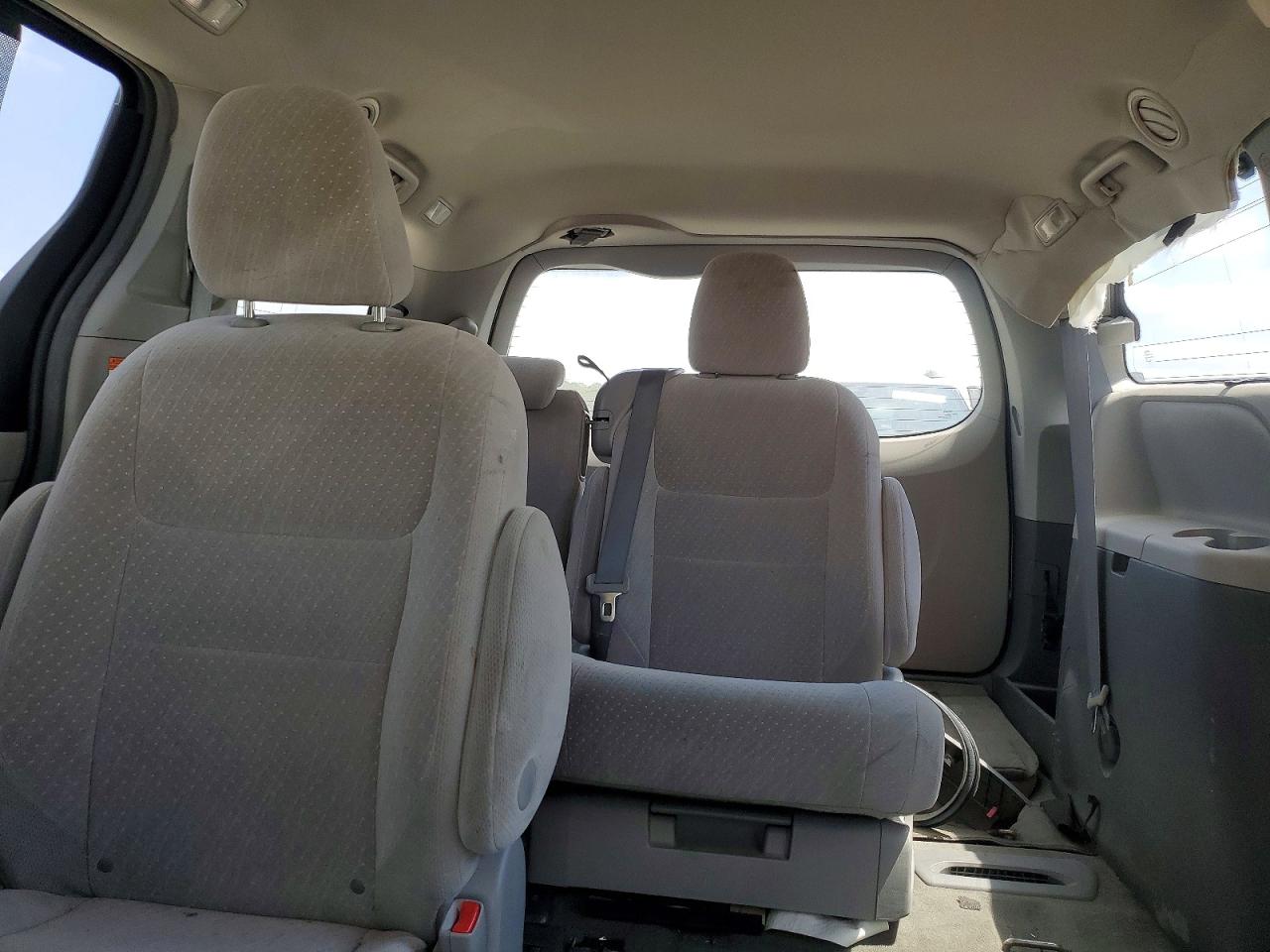 2017 TOYOTA SIENNA photo 10
