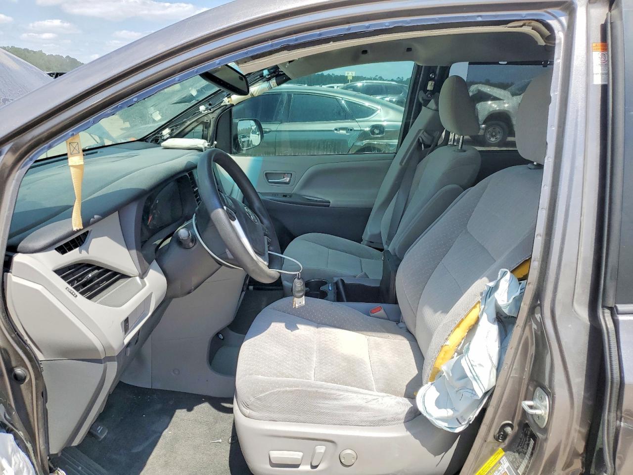 2017 TOYOTA SIENNA photo 7