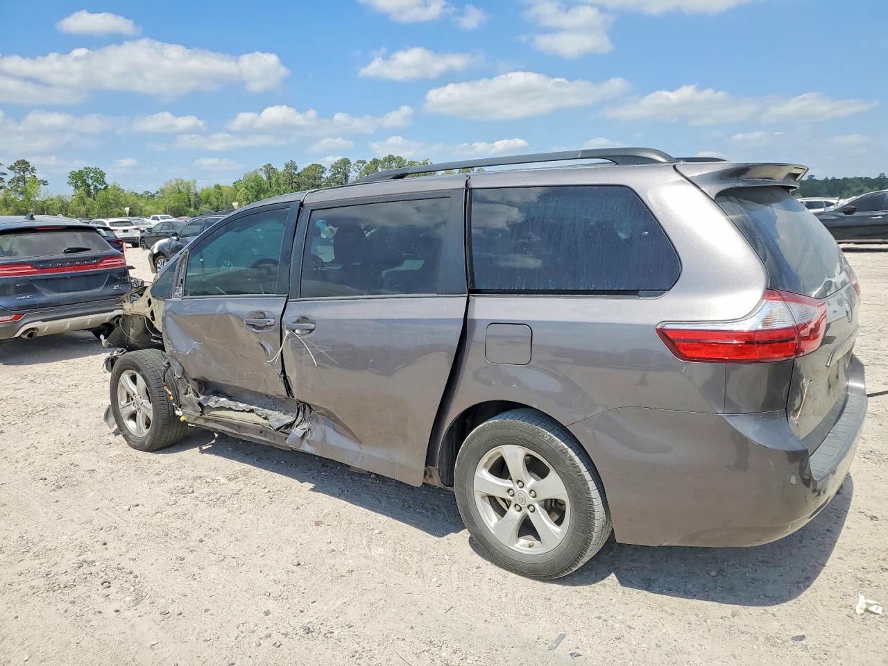 2017 TOYOTA SIENNA photo 2