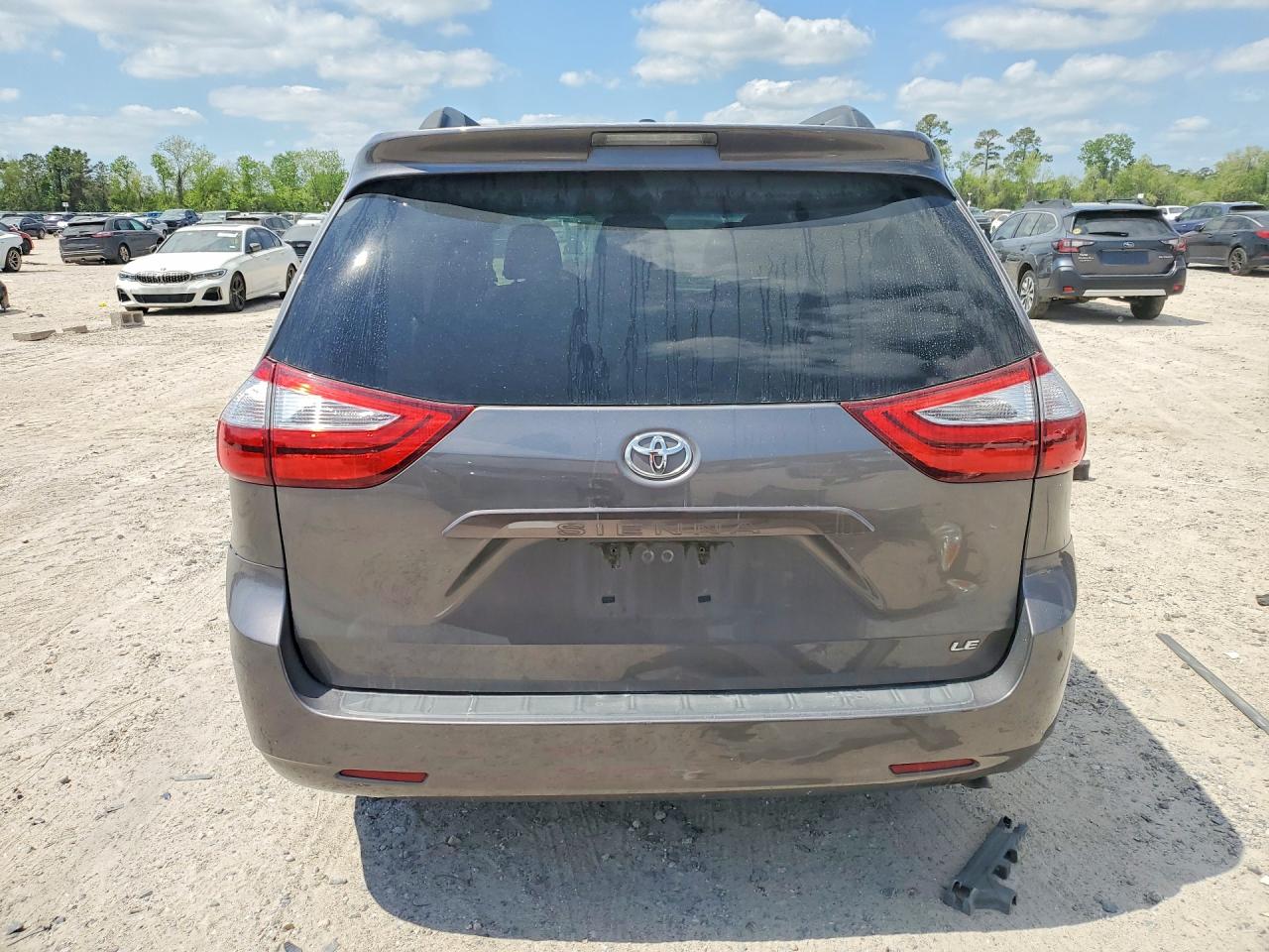2017 TOYOTA SIENNA photo 6