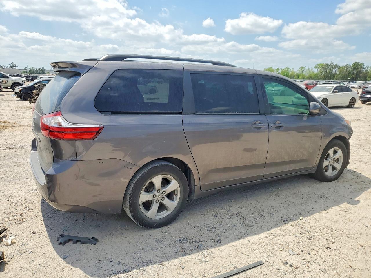 2017 TOYOTA SIENNA photo 3