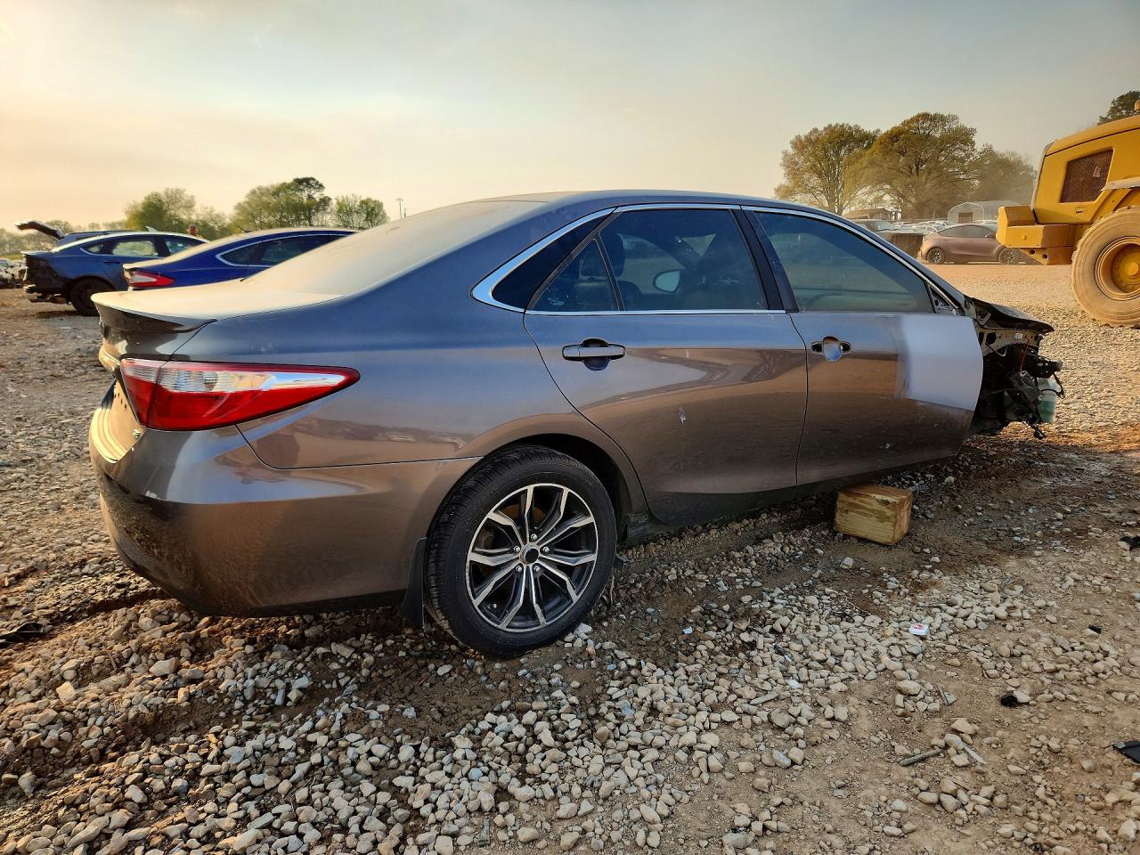 2015 TOYOTA CAMRY SE photo 3