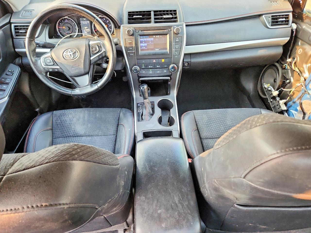 2015 TOYOTA CAMRY SE photo 8