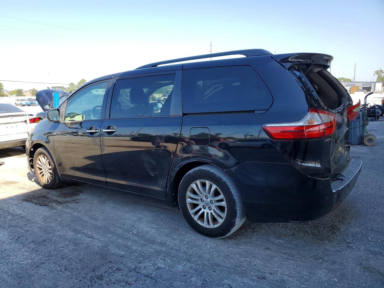 2016 TOYOTA SIENNA XLE 8-PASSENGER photo 2