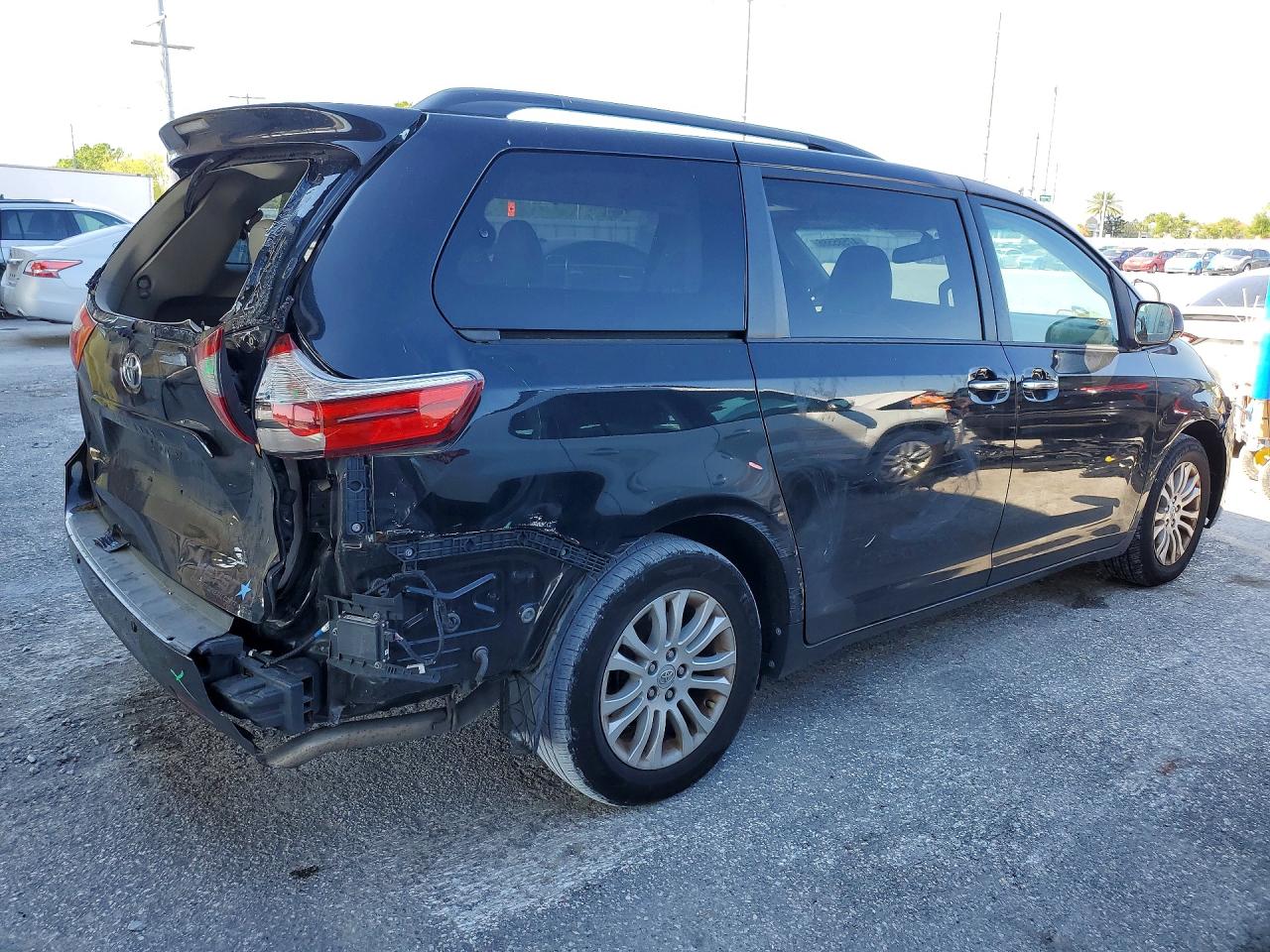 2016 TOYOTA SIENNA XLE 8-PASSENGER photo 3