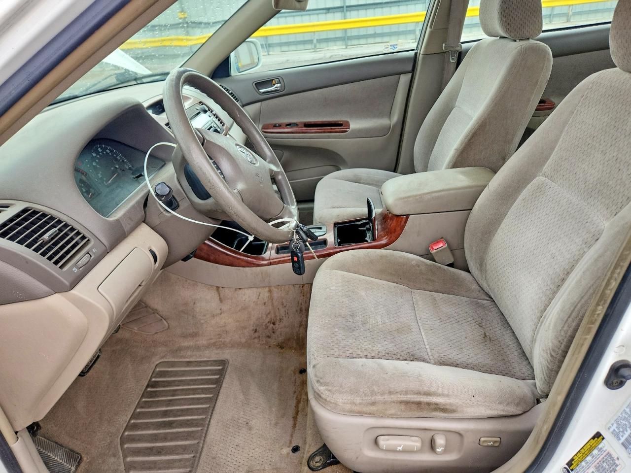 2004 TOYOTA CAMRY XLE photo 7