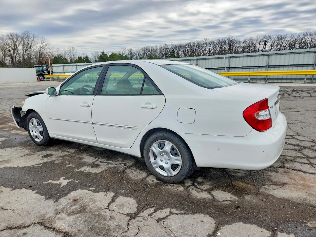 2004 TOYOTA CAMRY XLE photo 2
