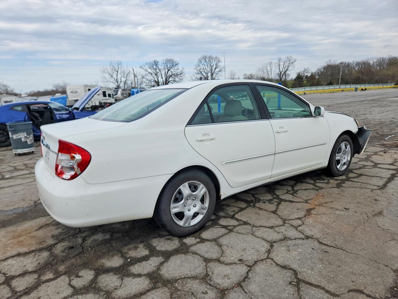 2004 TOYOTA CAMRY XLE photo 3