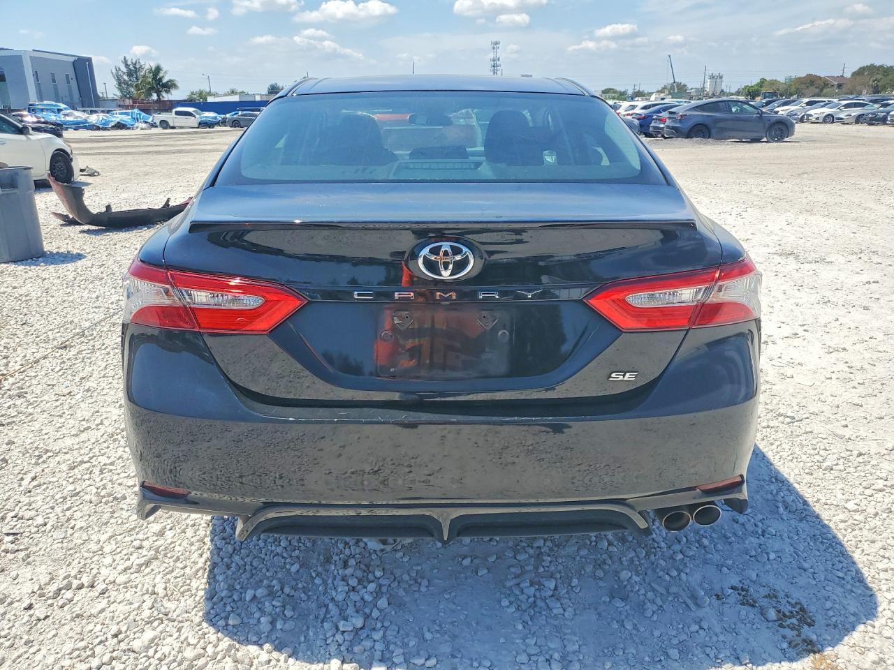 2018 TOYOTA CAMRY SE photo 16