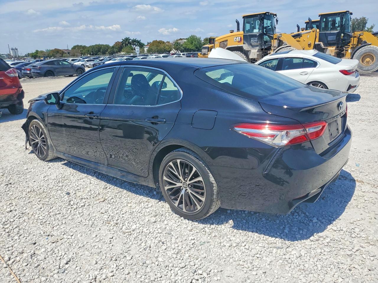 2018 TOYOTA CAMRY SE photo 4