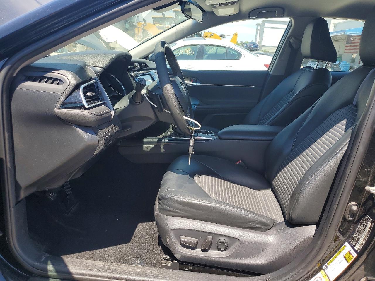 2018 TOYOTA CAMRY SE photo 19