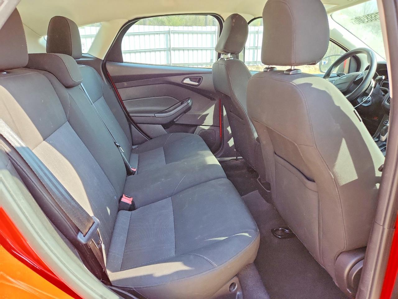 2015 FORD FOCUS SE photo 28