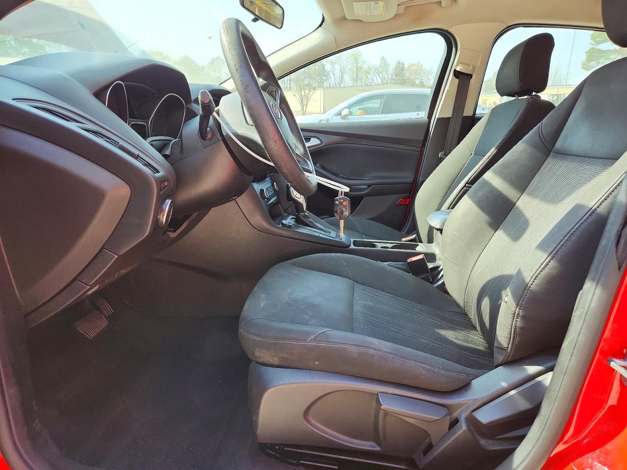 2015 FORD FOCUS SE photo 19