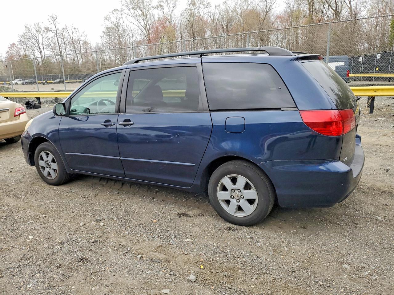 2004 TOYOTA SIENNA LE 7 PASSENGER photo 2