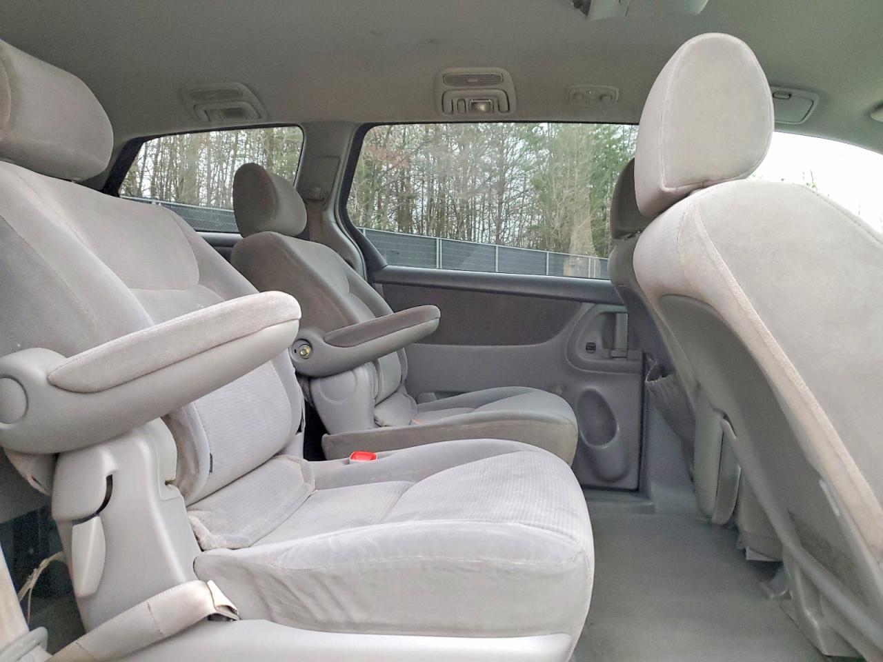 2004 TOYOTA SIENNA LE 7 PASSENGER photo 11