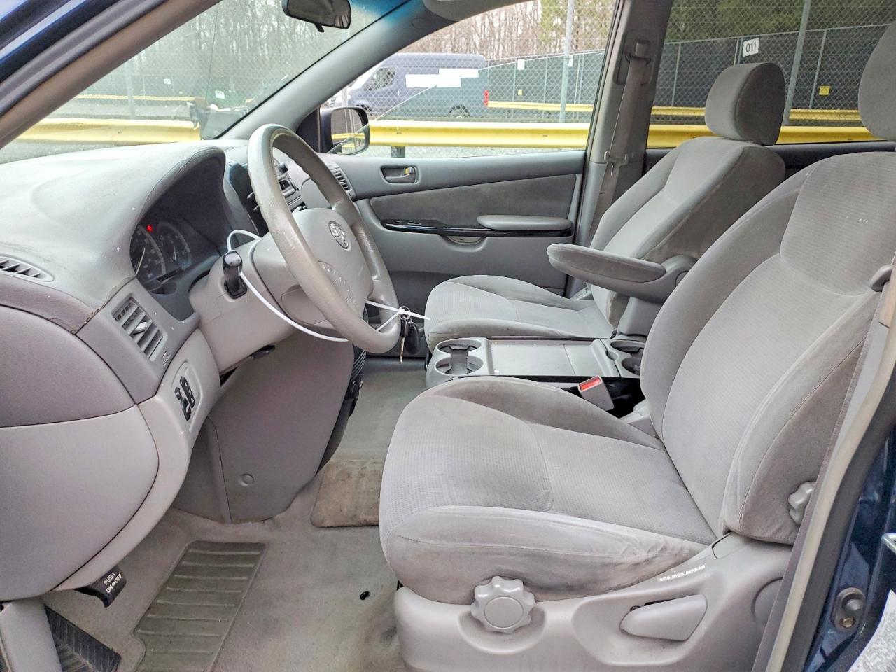 2004 TOYOTA SIENNA LE 7 PASSENGER photo 7