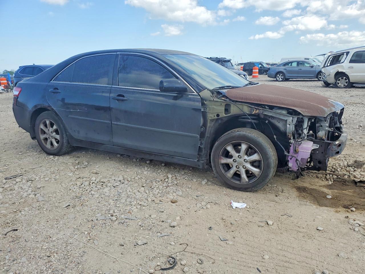 2011 TOYOTA CAMRY LE photo 4