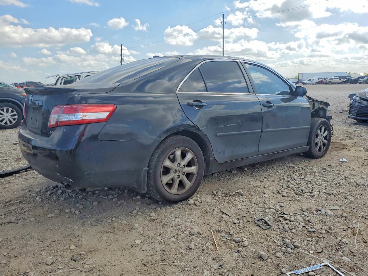 2011 TOYOTA CAMRY LE photo 3