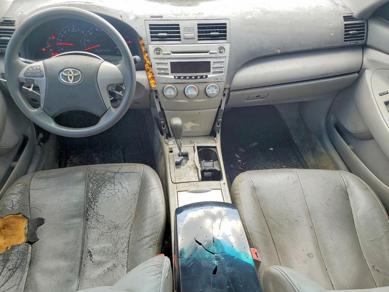2011 TOYOTA CAMRY LE photo 8