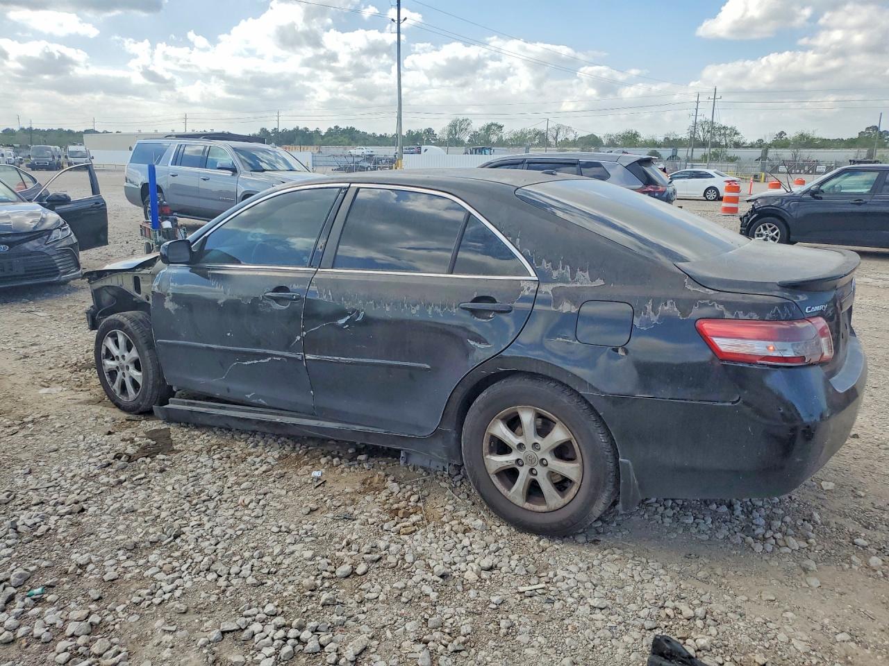 2011 TOYOTA CAMRY LE photo 2
