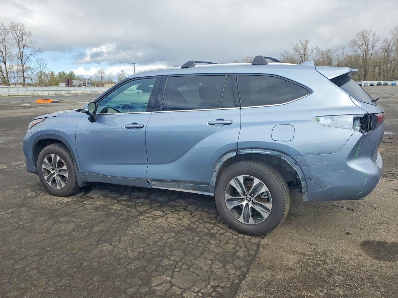 2022 TOYOTA HIGHLANDER XLE photo 3