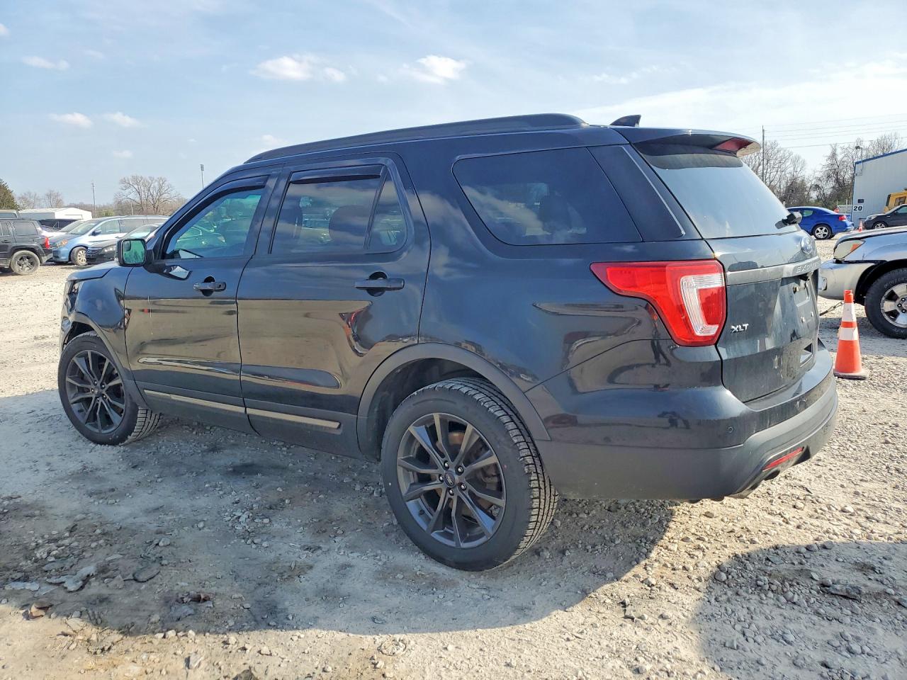 2017 FORD EXPLORER XLT photo 3