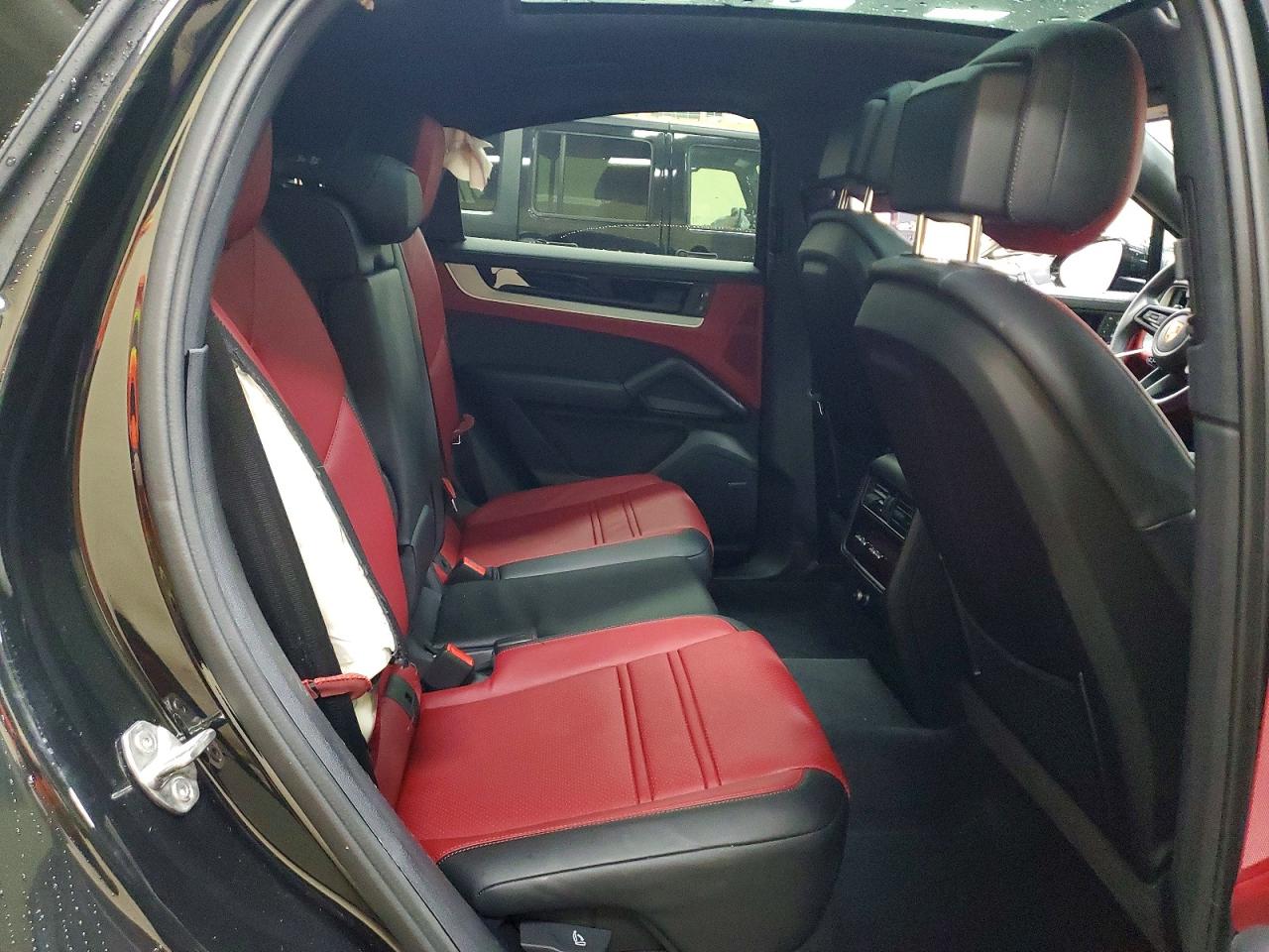 2025 PORSCHE CAYENNE COUPE photo 31