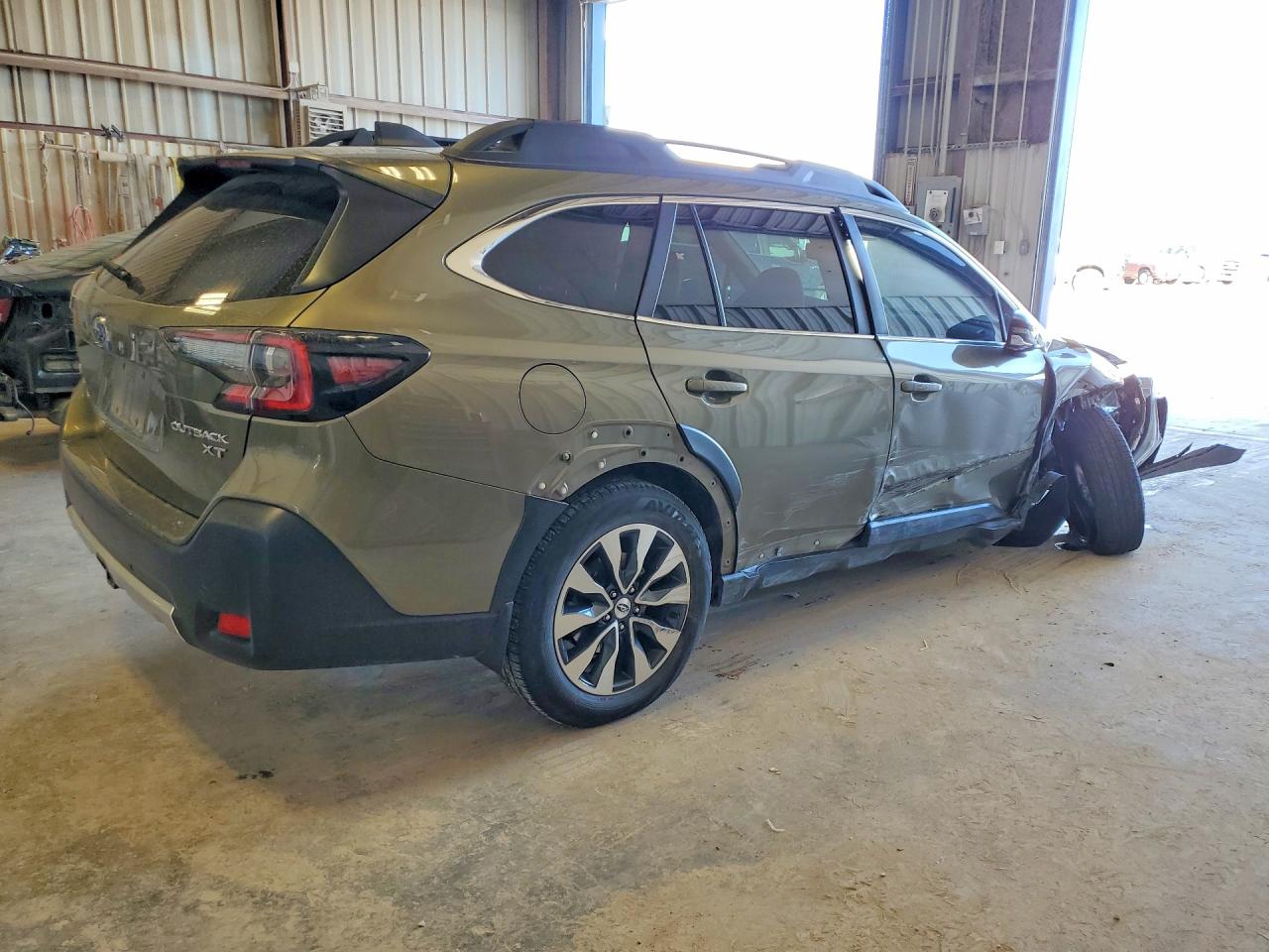 2023 SUBARU OUTBACK photo 3