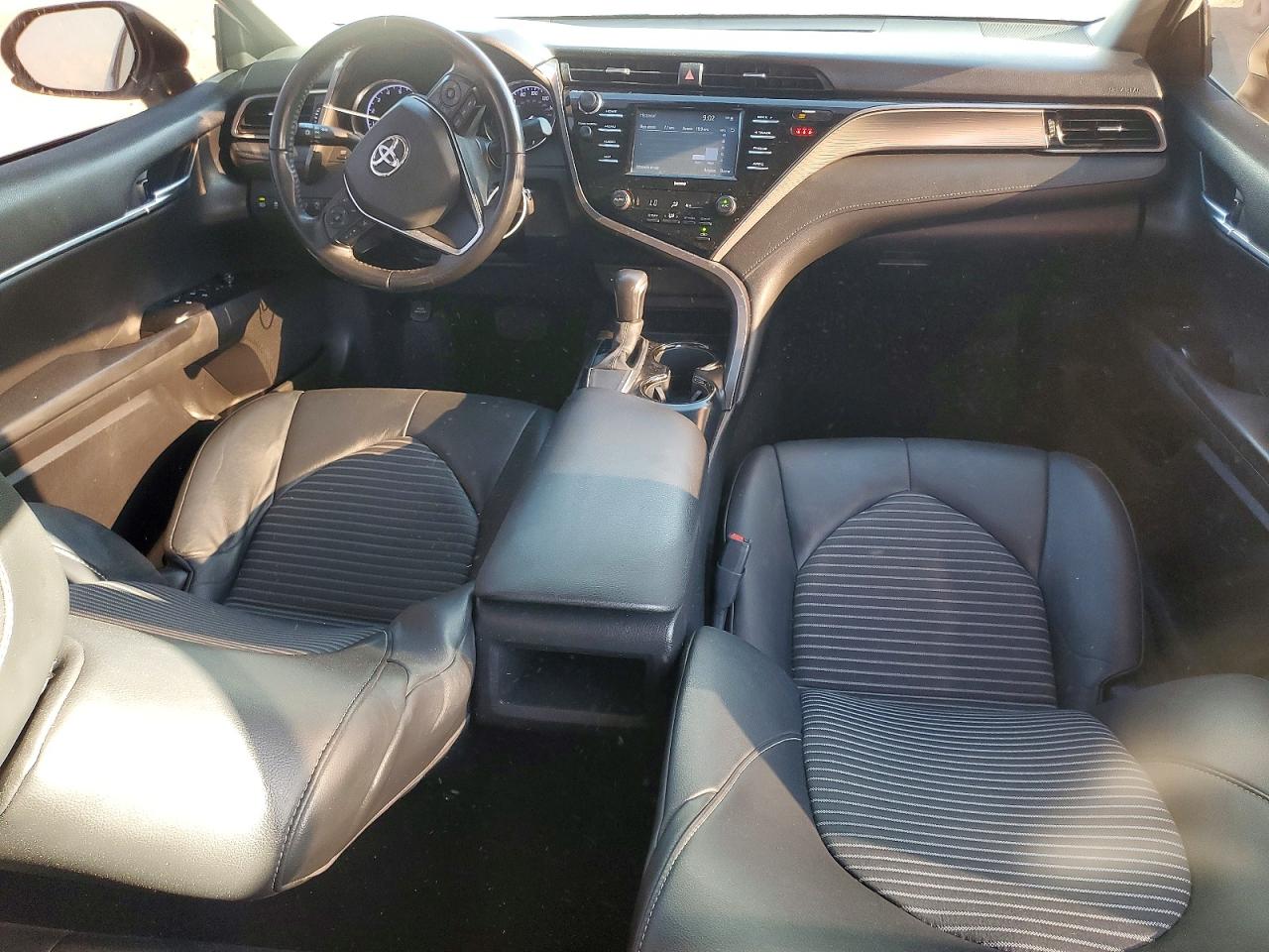 2020 TOYOTA CAMRY SE photo 8