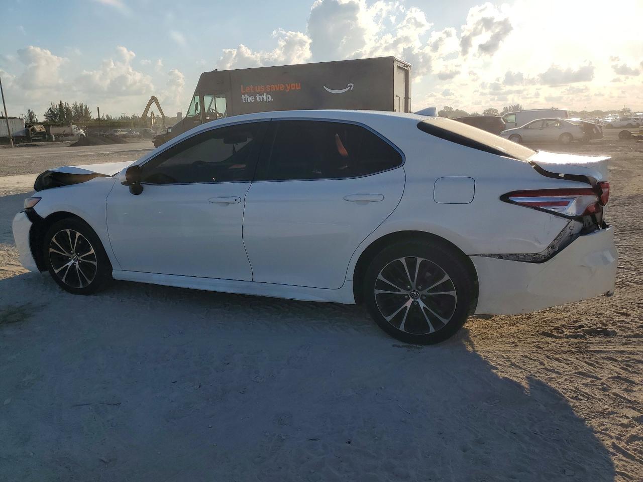 2020 TOYOTA CAMRY SE photo 2