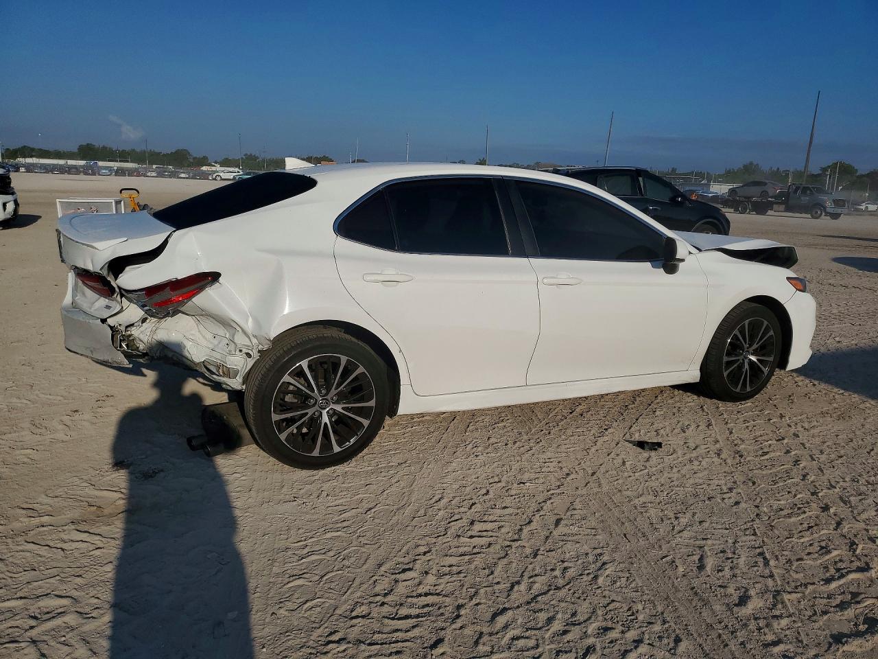 2020 TOYOTA CAMRY SE photo 3