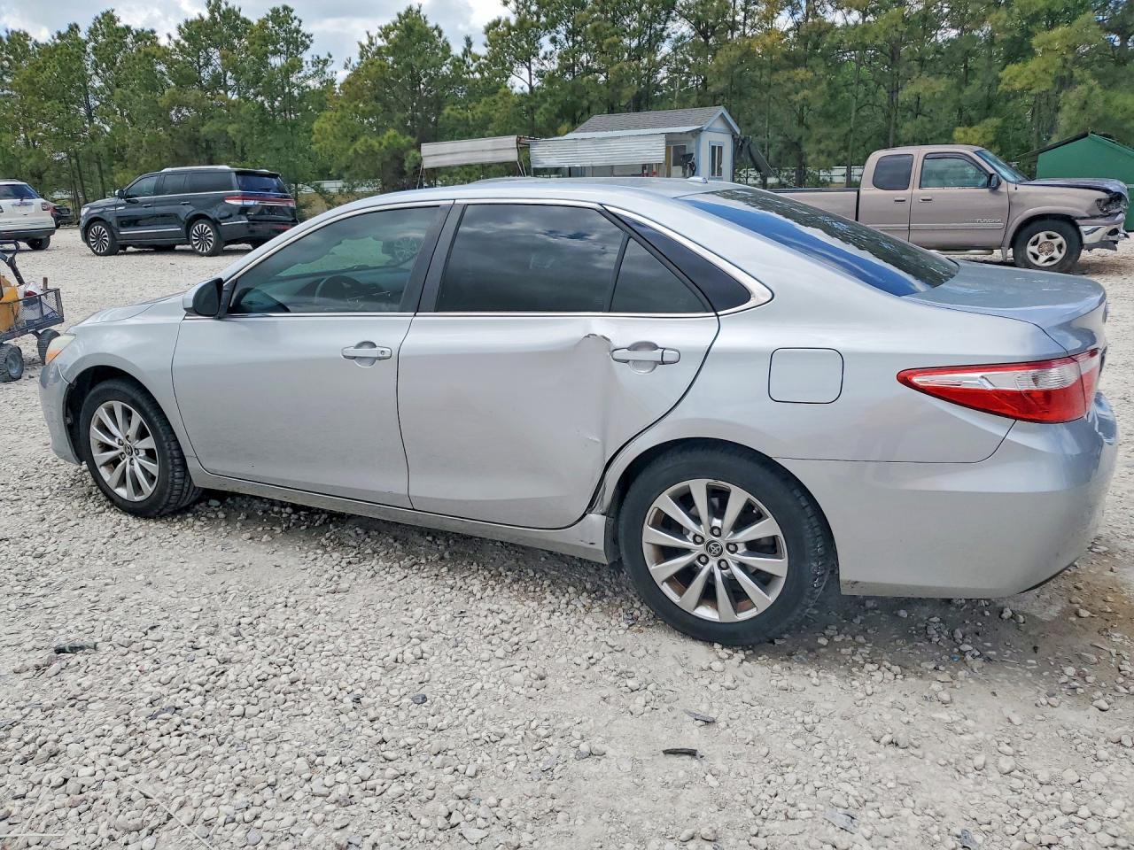 2016 TOYOTA CAMRY XLE photo 3