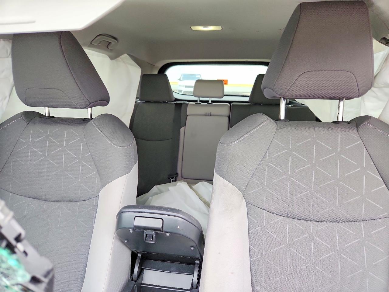 2025 TOYOTA RAV4 XLE photo 10