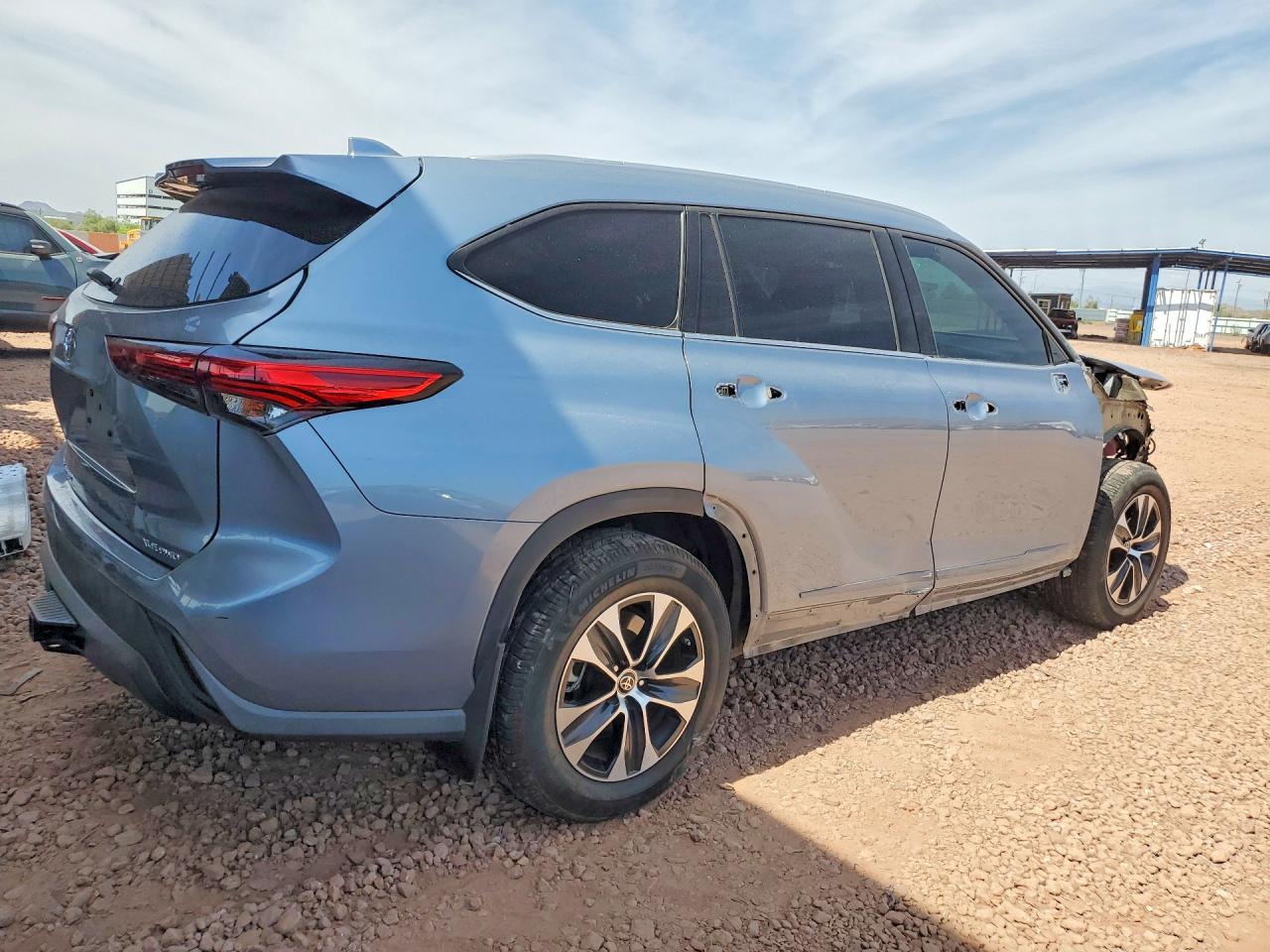 2022 TOYOTA HIGHLANDER XLE photo 5