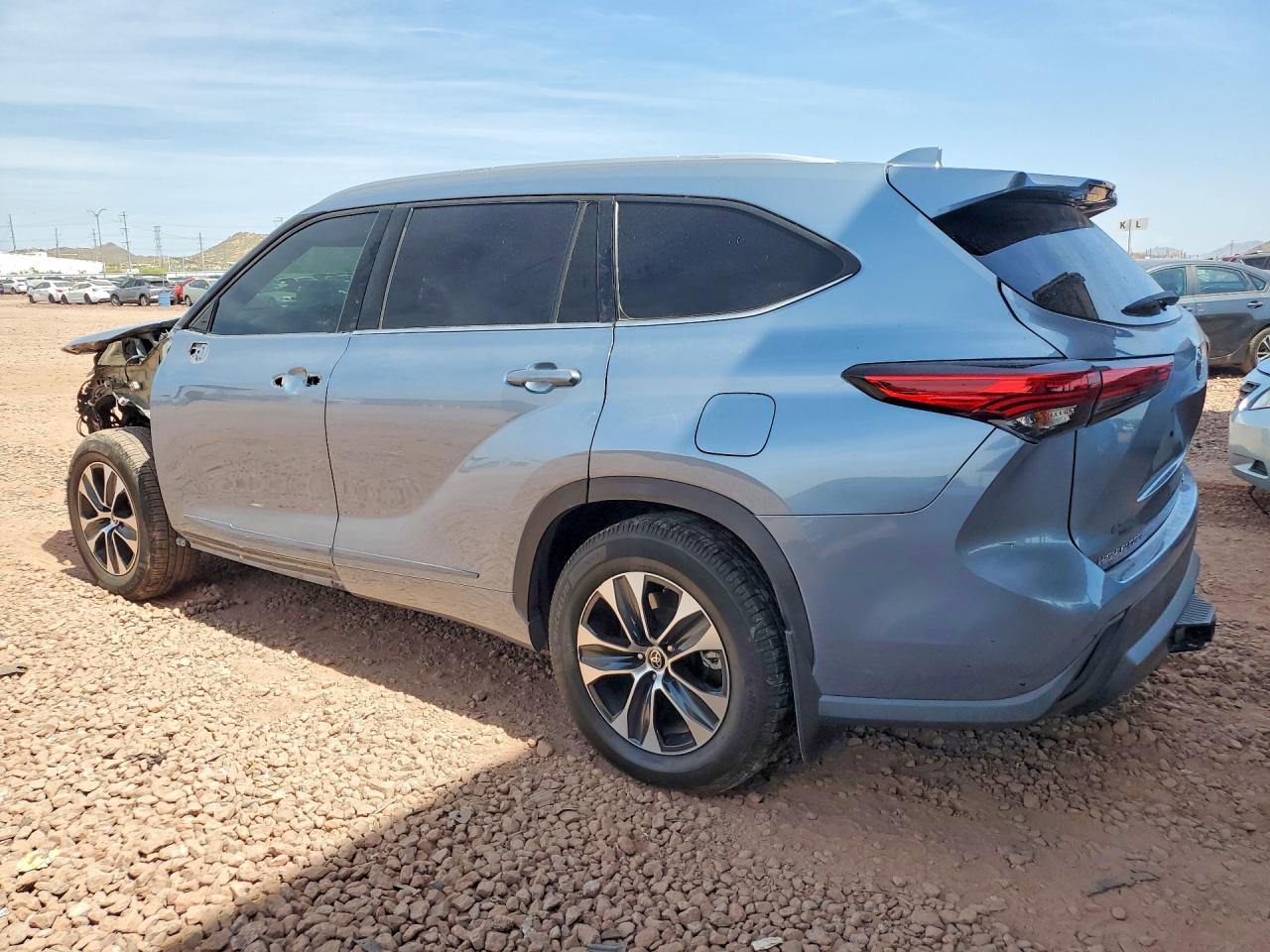 2022 TOYOTA HIGHLANDER XLE photo 3