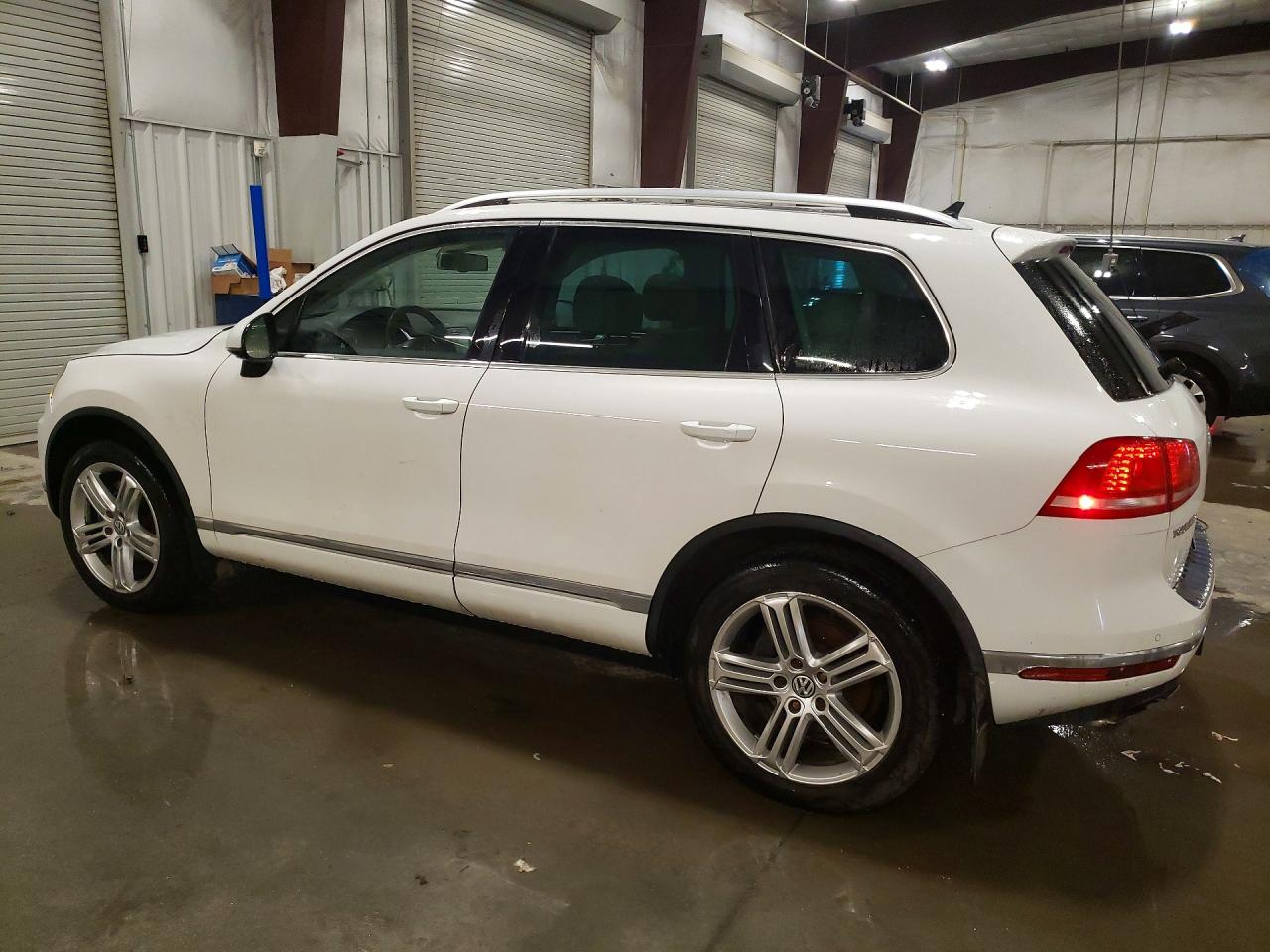 2016 VOLKSWAGEN TOUAREG SPORT photo 2