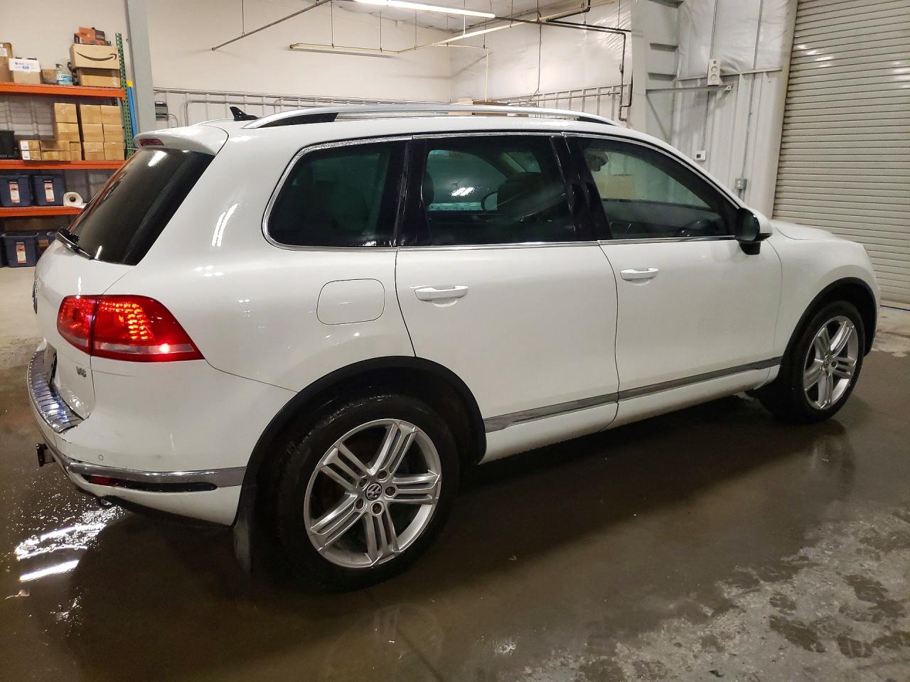 2016 VOLKSWAGEN TOUAREG SPORT photo 3