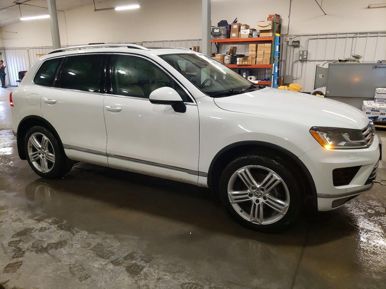 2016 VOLKSWAGEN TOUAREG SPORT photo 4