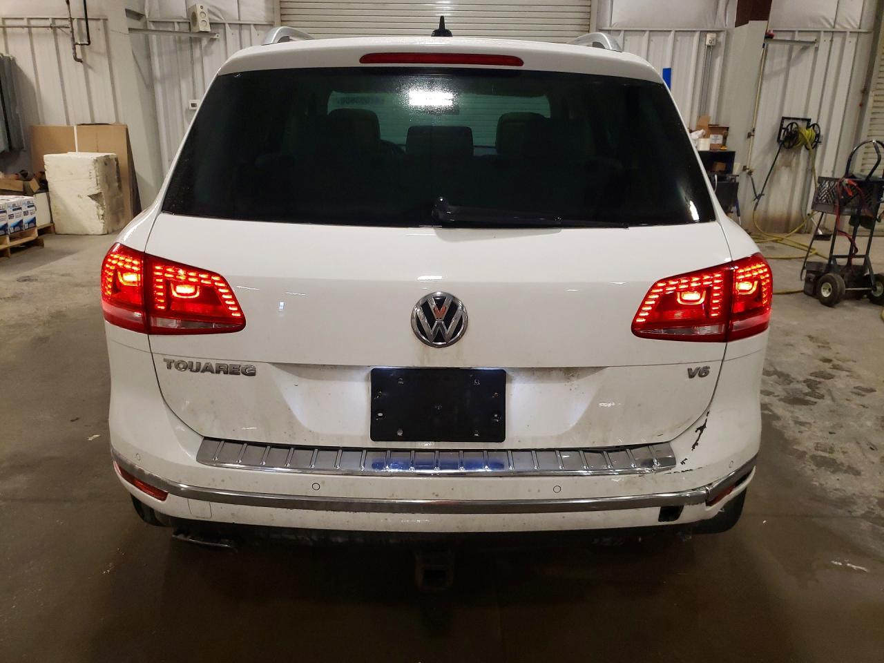 2016 VOLKSWAGEN TOUAREG SPORT photo 6