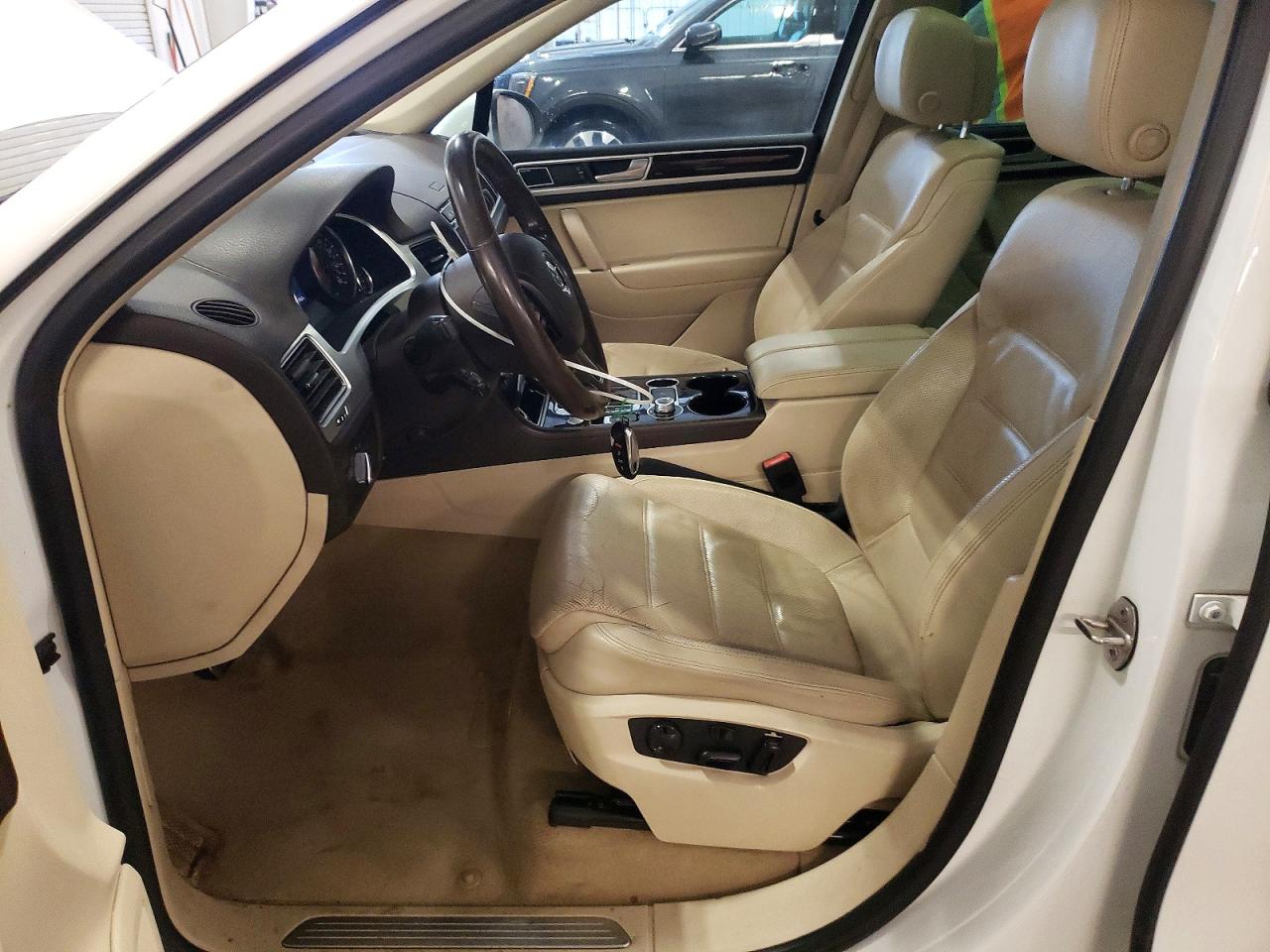 2016 VOLKSWAGEN TOUAREG SPORT photo 7