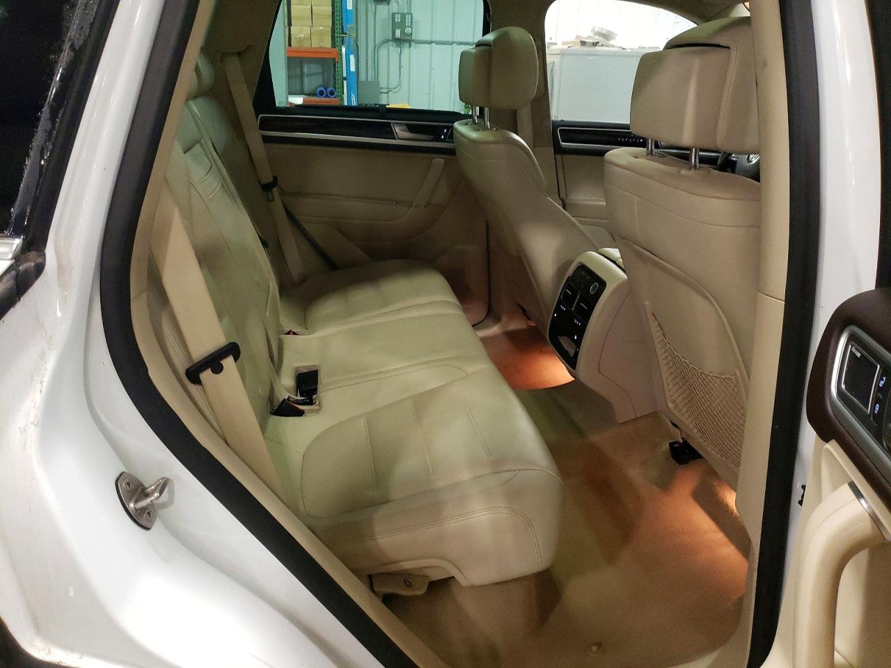2016 VOLKSWAGEN TOUAREG SPORT photo 11