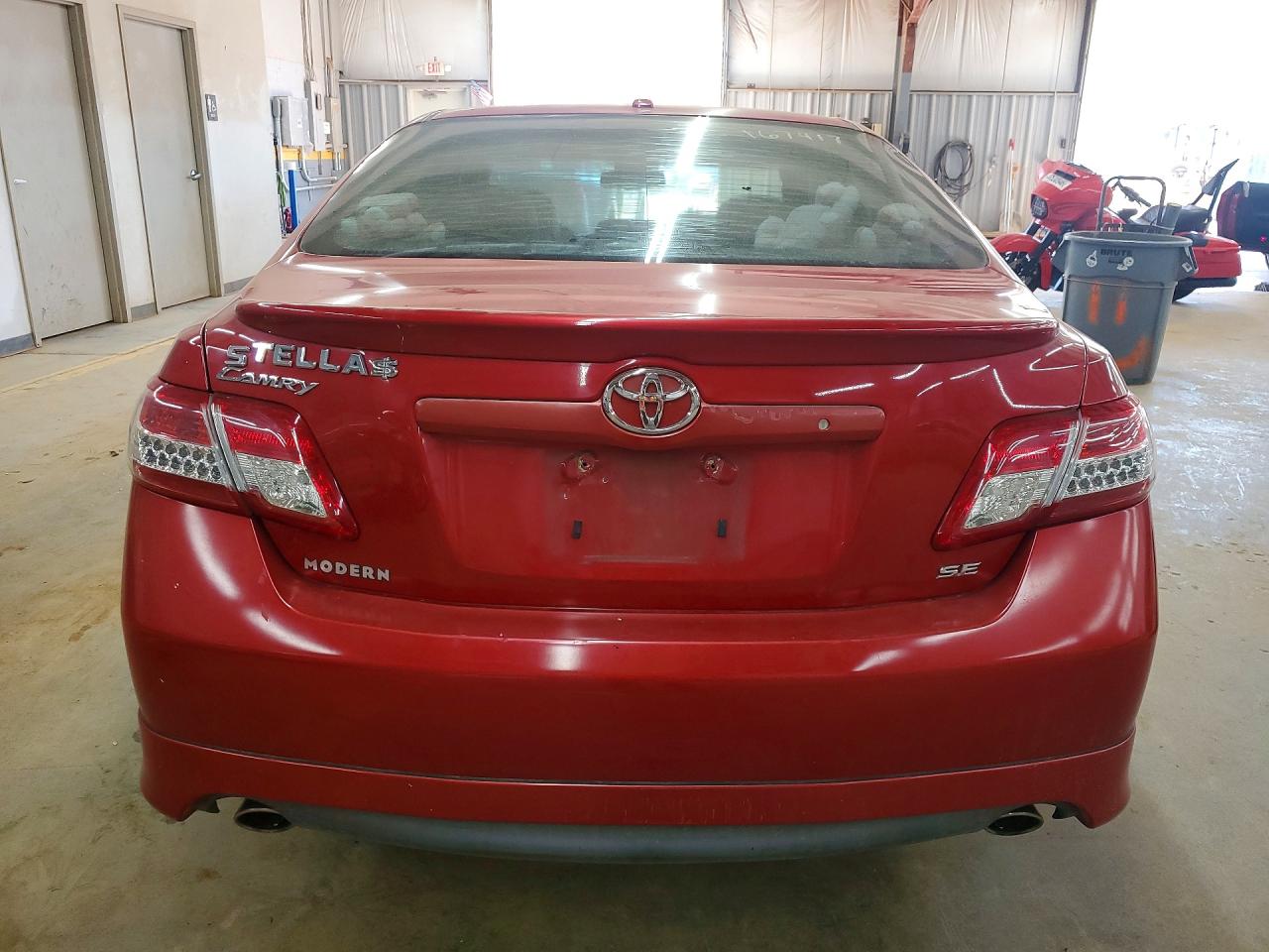 2011 TOYOTA CAMRY SE photo 11