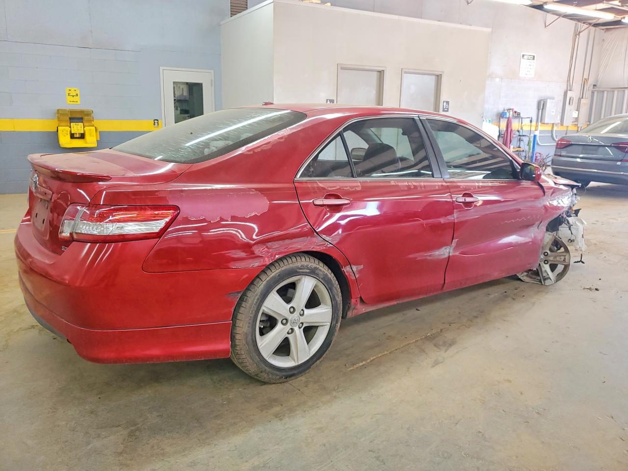 2011 TOYOTA CAMRY SE photo 5