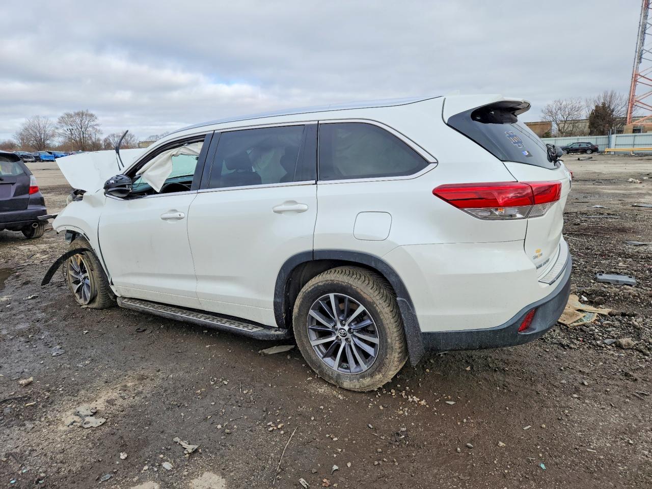 2018 TOYOTA HIGHLANDER XLE photo 3