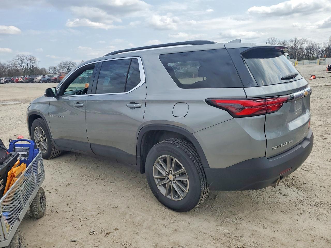 2023 CHEVROLET TRAVERSE LT photo 3