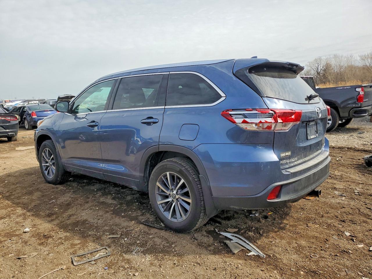 2019 TOYOTA HIGHLANDER XLE photo 2