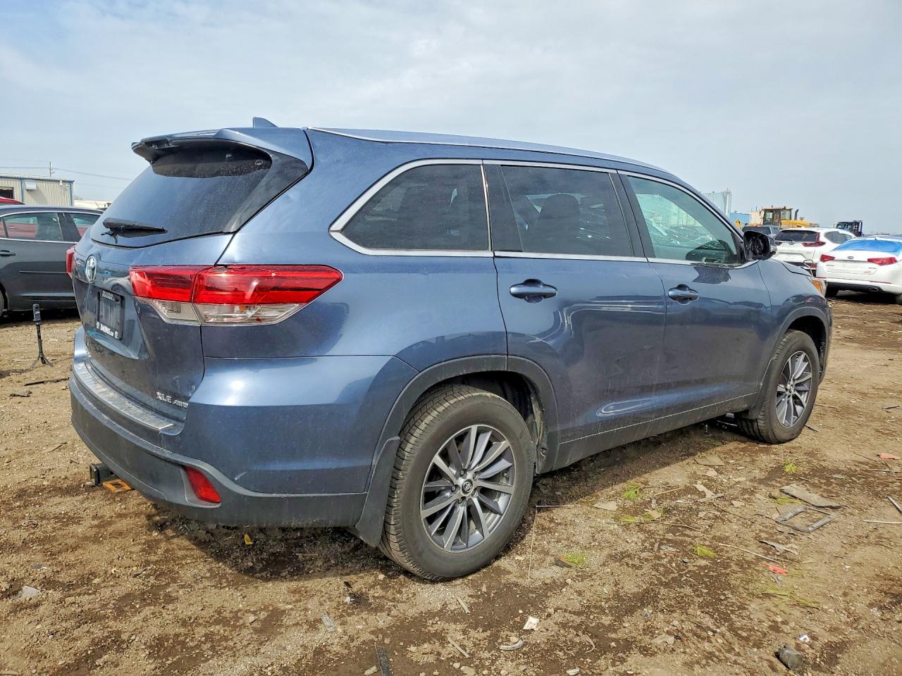 2019 TOYOTA HIGHLANDER XLE photo 3