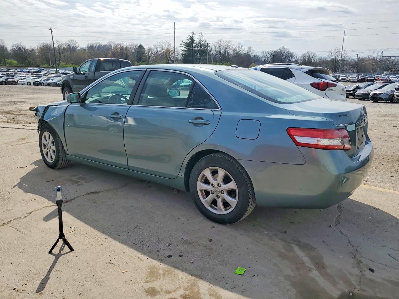 2011 TOYOTA CAMRY LE photo 4