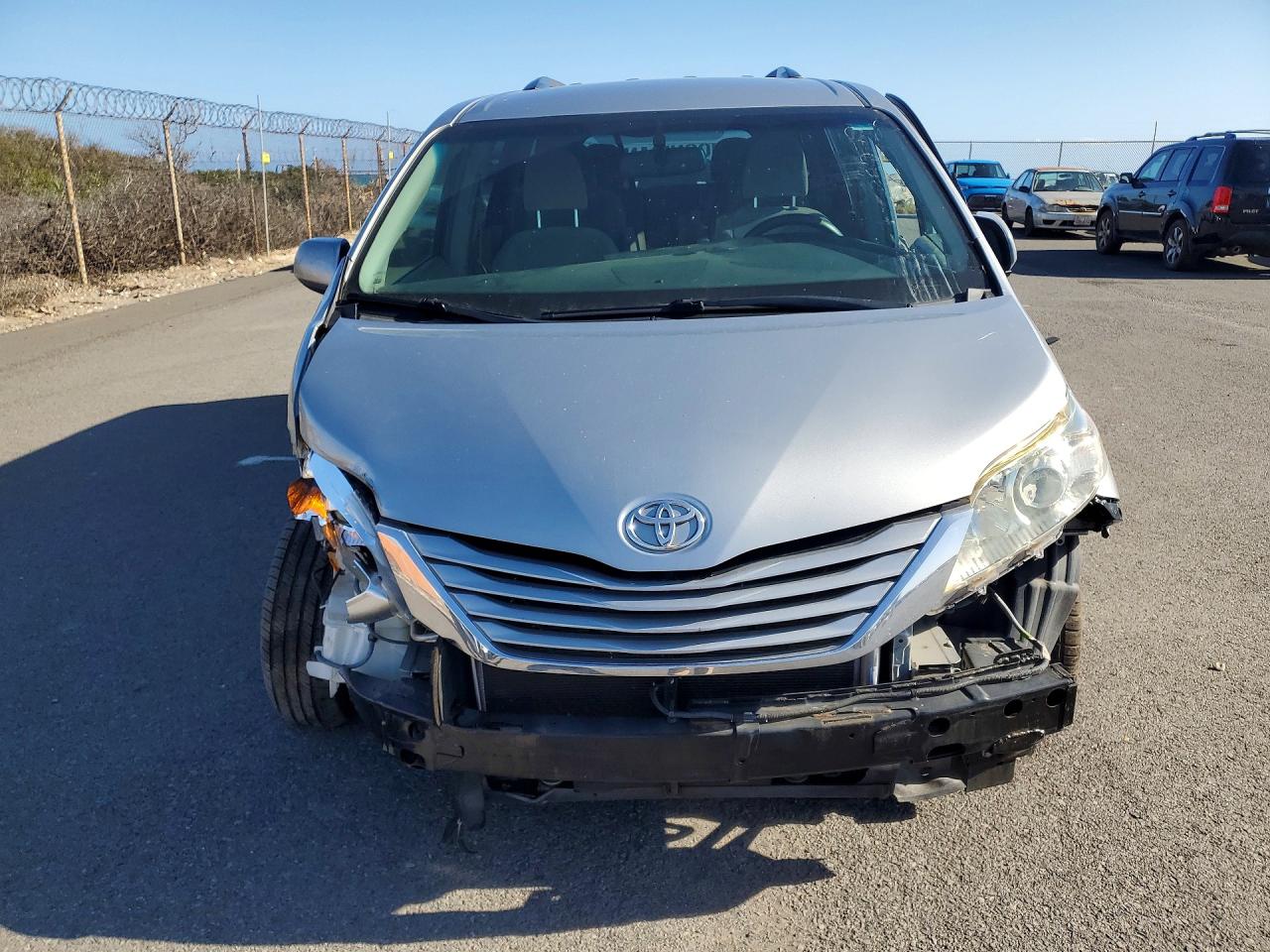 2017 TOYOTA SIENNA LE 8-PASSENGER photo 13