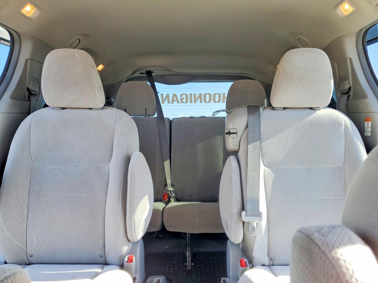 2017 TOYOTA SIENNA LE 8-PASSENGER photo 28